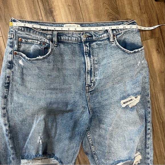 Abercrombie & Fitch Ultra High Rise Ankle Straight Jean - Picture 5 of 8